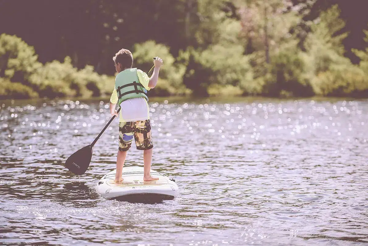 boy paddle lake auvergne
